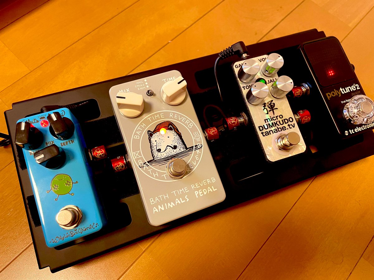 kiretetu's tweet photo. 今夜の足元はこれで完璧
#polytune2
#microdunkudo
#bathtimereverb
#melonpanchorus
#濱田製作所
#エフェクターボー道 https://t.co/DdD9hvVID8