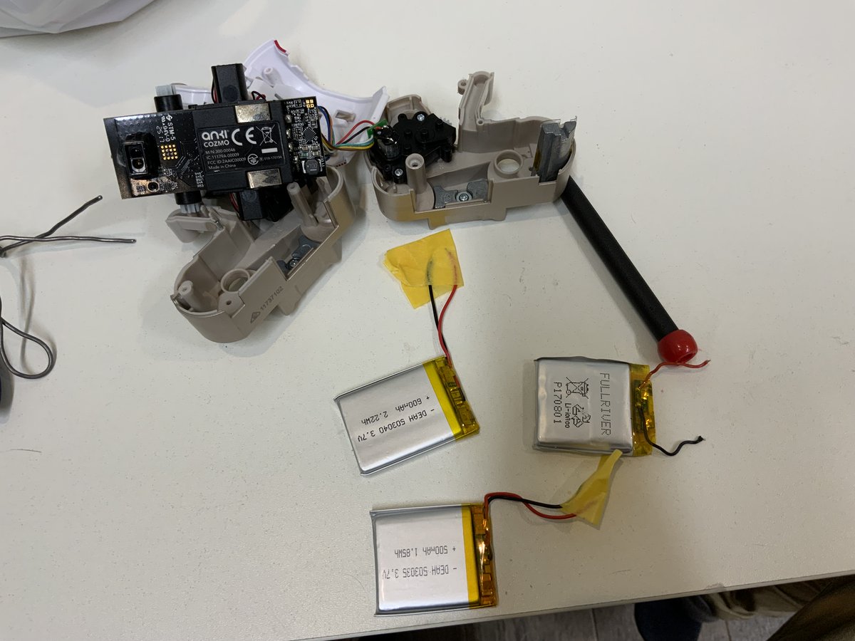 Steam67740995's tweet photo. 先日大雨の中
COZMO大好き生徒さんが来所してくれました。
ので #COZMO バッテリー修理実施。
#Vector と違ってスペースに余裕がない。
なので500mAhの503035を使って修理。
注意：本来の価格の3倍でアマゾンで503040をコズモ用を販売してますがそれだとギリギリだと思います。 https://t.co/dXi5HEuubd