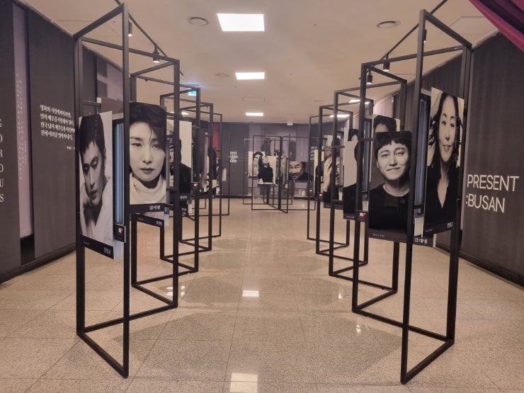 The Actor is Present: BUSAN

KOREAN ACTORS 200 Exhibition has moved to Busan from 2023.05.04 till 2023.11.26.

'Kim Go Eun pic is so pretty 😍'

blog.naver.com/zaezae_soso/22…

#영화진흥위원회 #영진위 #kofic #koreanactors200 #TheActorisPresent #디지털전시 #영화배우 #김고은 #KimGoEun