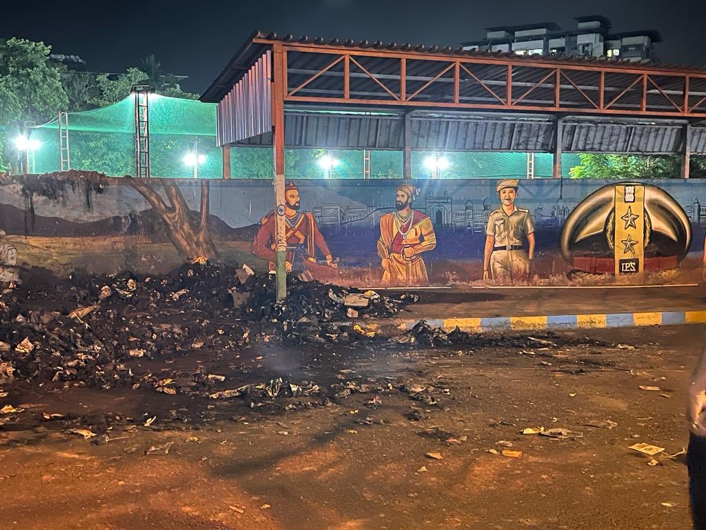 Milindsatam20's tweet photo. आज तारखेनुसार शिवराज्यभिषेक दिन ! अनेक पक्ष व नेते महाराजांच्या नावाने राजकारण करतात. पण, प्रत्यक्षात त्यांची कृती सगळं सांगून जाते. मुख्यमंत्र्यांच्या ठाणे शहरातील, राबोडी पोलिस स्टे. समोरचे हे कालचे दृष्य, राजकारण किती ‘गलिच्छ’, नितीमूल्यविरहीत असू शकते याचे उत्तम उदा. आहे https://t.co/Cfij19iRyY
