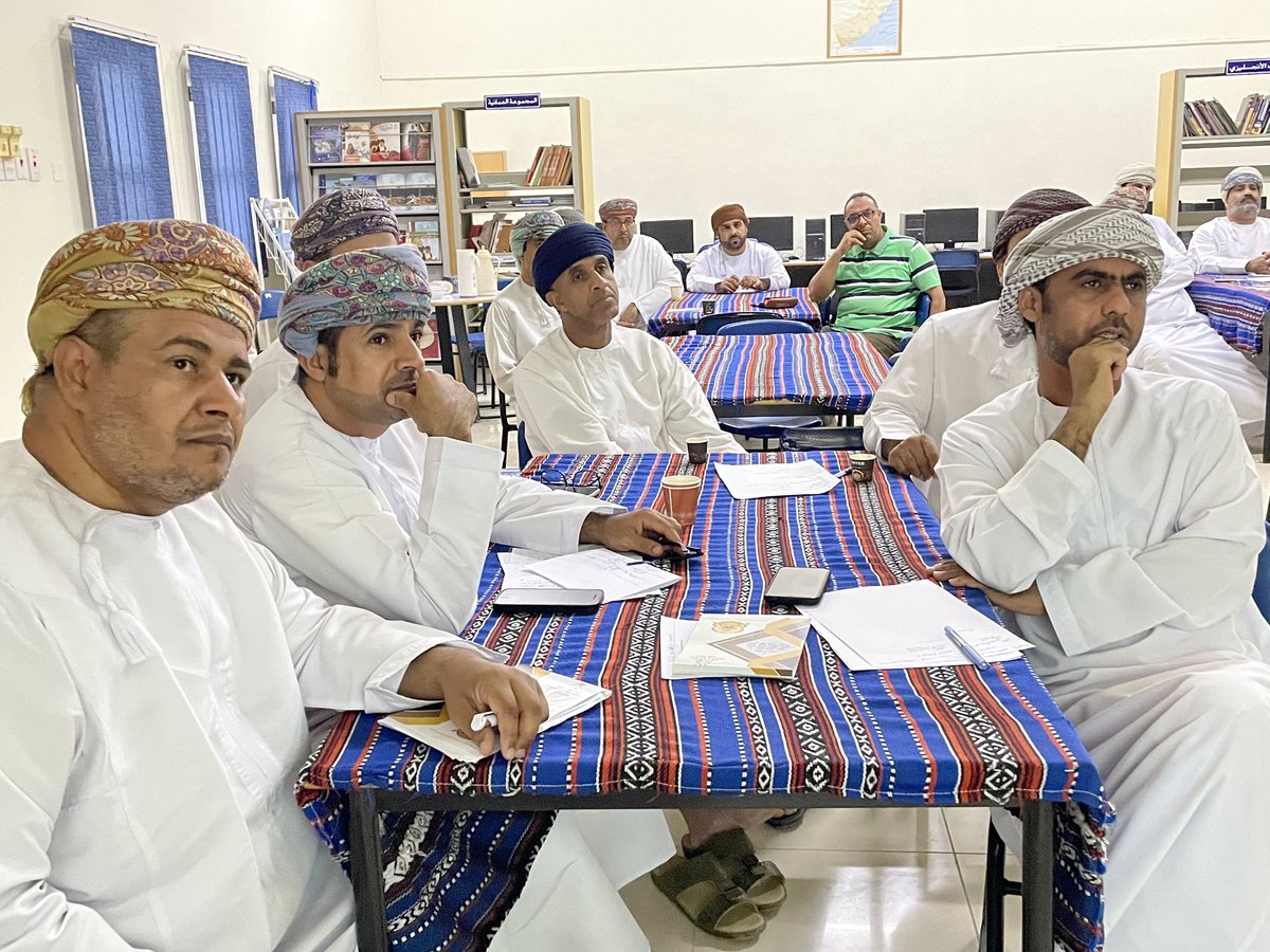 في اليوم الثالث لإسبوع الإنماء المهني بالمدرسة ومن خلال الجلسة الأولى قدم الأستاذ : محمد بن حمد الصوافي
 ( معلم لغة إنجليزية ) ورقة عمل عن الأصوات والنطق في اللغة الإنجليزية استكمالاً لورشة أساسيات اللغة الإنجليزية التي تنفذها جماعة اللغة الإنجليزية. @dhr_moe 
<a href="/EduGovOman/">وزارة التربية والتعليم - سلطنة عُمان</a>