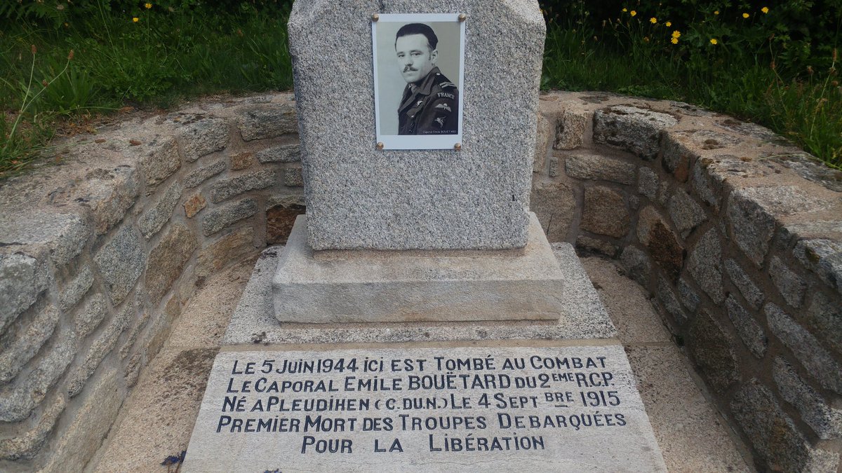Emile Bouétard est considéré comme le premier mort des troupes débarquées. Il est  tombé il y a 76 ans, dans la nuit du 5 au 6 juin 1944, à #Plumelec, dans le #Morbihan alors qu’il était parachuté lors d’une Opération SAS en @regionbretagne. #Dday #Hostoire #WW2 #debarquement