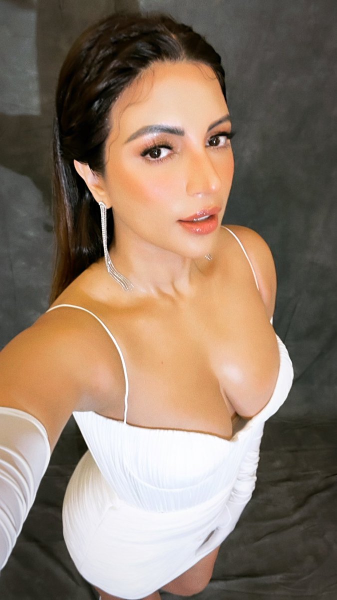 shamasikander's tweet image. In between shoot #selfie which is = #selflove #selfpraising never forget to tell yourself “hello beautiful”