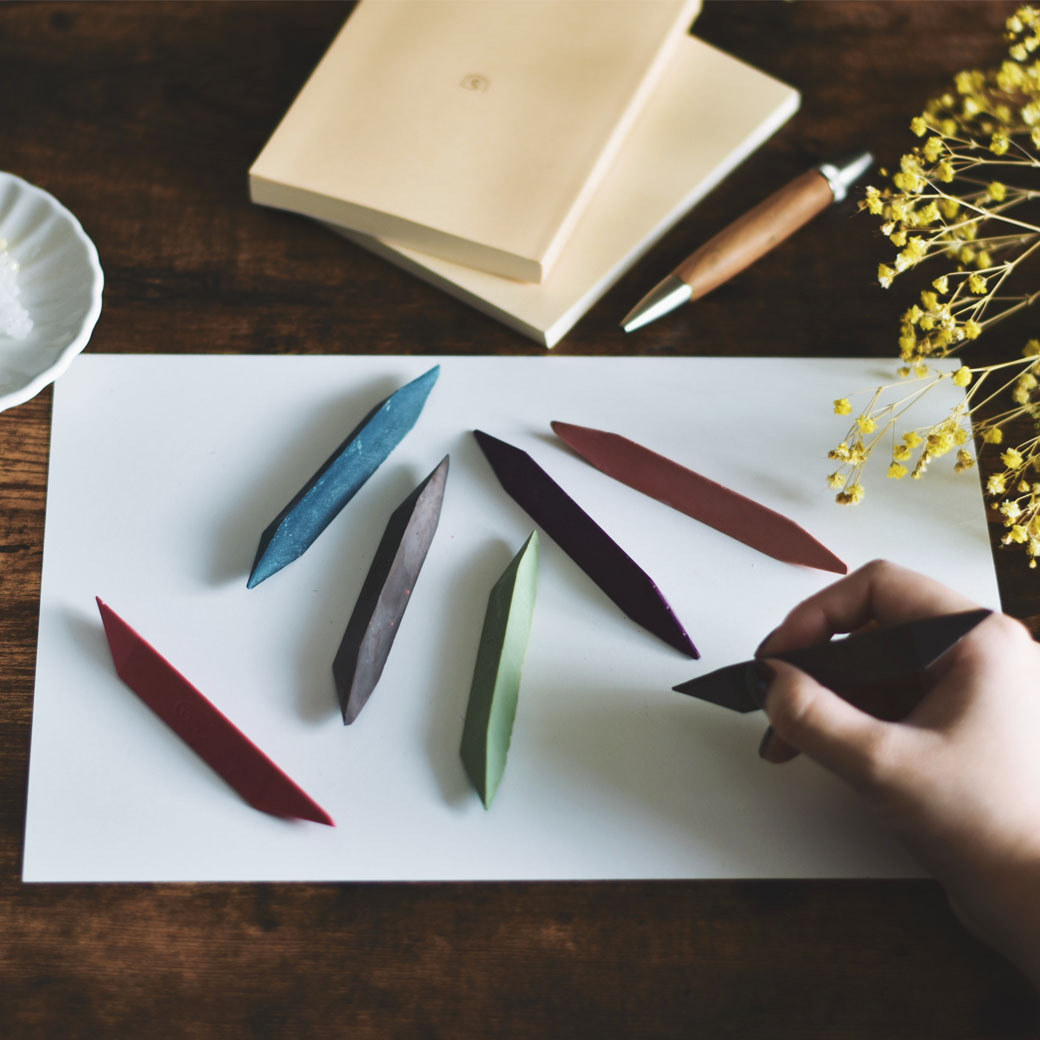 Art_meets_Life's tweet image. クレヨンにアップサイクルされた「#ハロヨン」販売🖍️
■7月10日(月)まで
■A館2階=洋品小物、A館5階=婦人服
2023年1月1日～23日の期間に、西武渋谷店で回収した総数957個のカラーコスメからアップサイクルされたハロヨンを数量限定で販売します✨
◇1,980円(5色入)
くわしくは bit.ly/45KP1kb