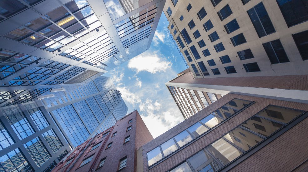 AusSMC's tweet photo. 🗼High-density urban environments, such as skyscrapers, increase people's stress levels and heart rates, says @BondUniversity 

https://t.co/Upp6Kkt1Mz https://t.co/sEMq6r8Hk5