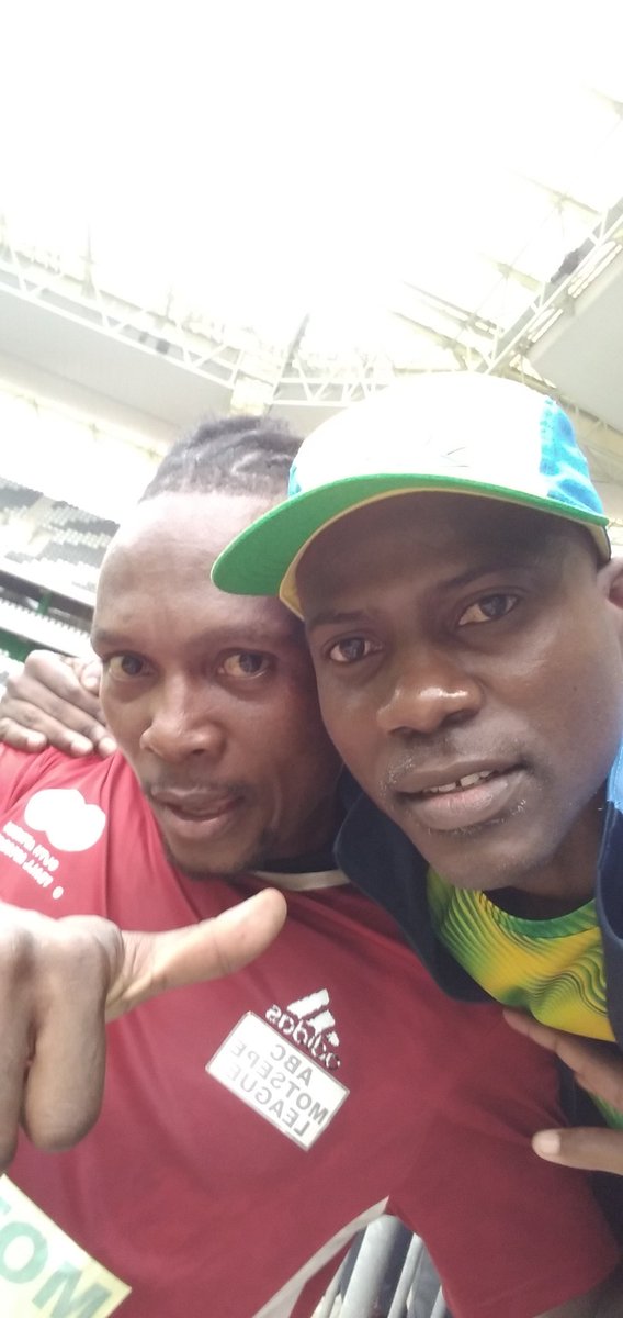 2nitMapaputsi's tweet photo. @ntsimbimakwakwa ntsimbi mine ngikhuluma bengilapha embombela stadium ngibabonile bafana  bemlambo Royal club's, ngibafisela lokunhle kodwa abalungise lamaphutsa ngiwabone lapha stadium kuze sibuye nesikhuni sivutsa, nasi sithombe nginemdlali we mlambo https://t.co/p6jpfKPFBY