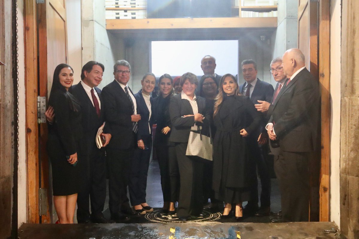 El_Universal_Mx's tweet photo. AMLO cena con corcholatas y gobernadores de Morena, tras elecciones en Coahuila yEdomex.

Claudia Sheinbaum, Marcelo Ebrard y Ricardo Monreal, además del jefe del partido Morena, Mario Delgado, y varios gobernadores de Morena estuvieron presentes en la cena, que se realizó en un restaurante del Centro Histórico de la Ciudad de México. 

Fotos: Valente Rosas - El Universal