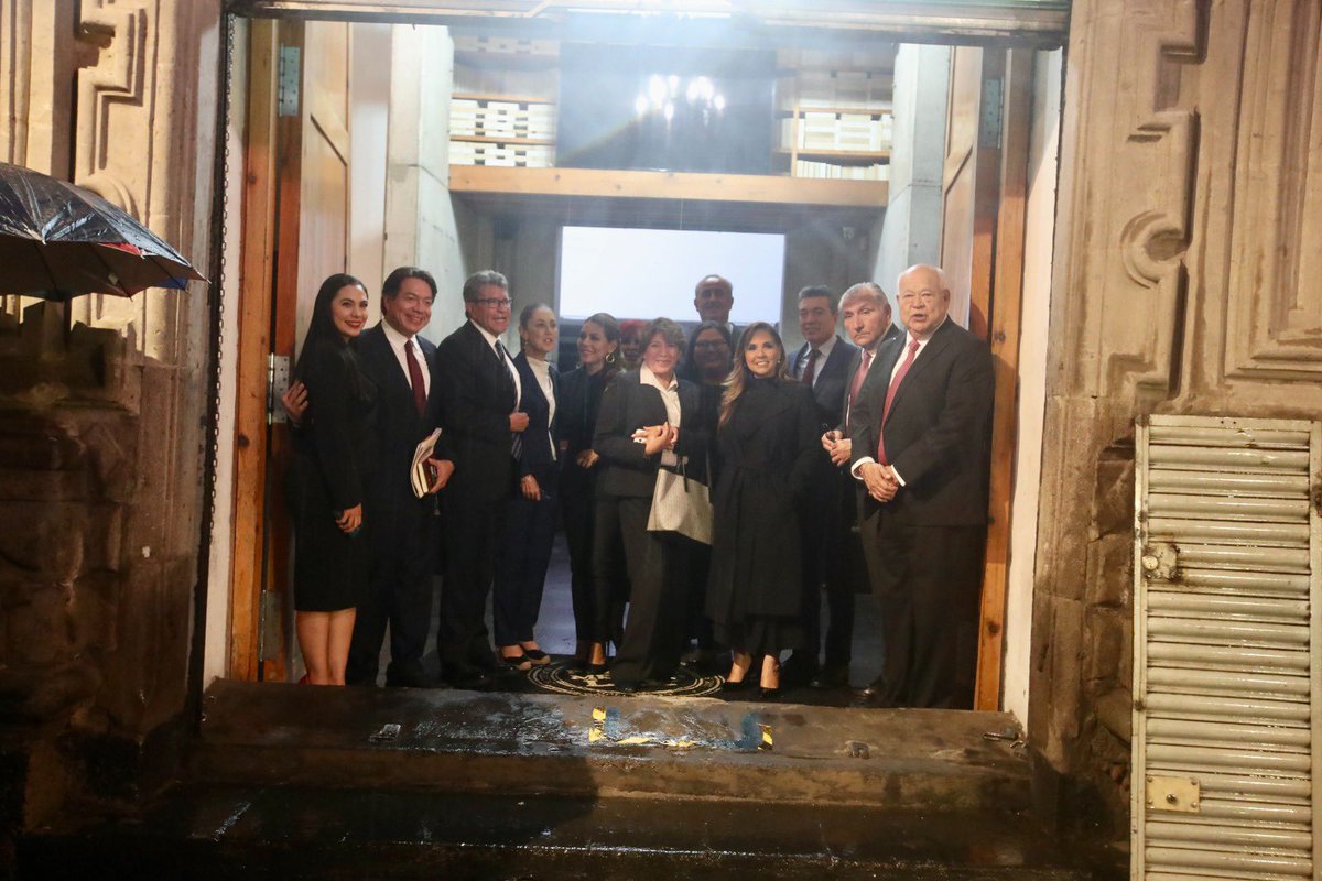 El_Universal_Mx's tweet photo. AMLO cena con corcholatas y gobernadores de Morena, tras elecciones en Coahuila yEdomex.

Claudia Sheinbaum, Marcelo Ebrard y Ricardo Monreal, además del jefe del partido Morena, Mario Delgado, y varios gobernadores de Morena estuvieron presentes en la cena, que se realizó en un restaurante del Centro Histórico de la Ciudad de México. 

Fotos: Valente Rosas - El Universal
