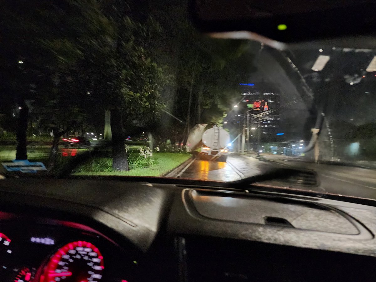 SergioSarmiento's tweet photo. Después del fuerte aguacero que inundó el sur de la Cdmx, una pipa riega los camellones laterales del Periférico sur. ¡Muy inteligente! https://t.co/PnTlt0uoyQ