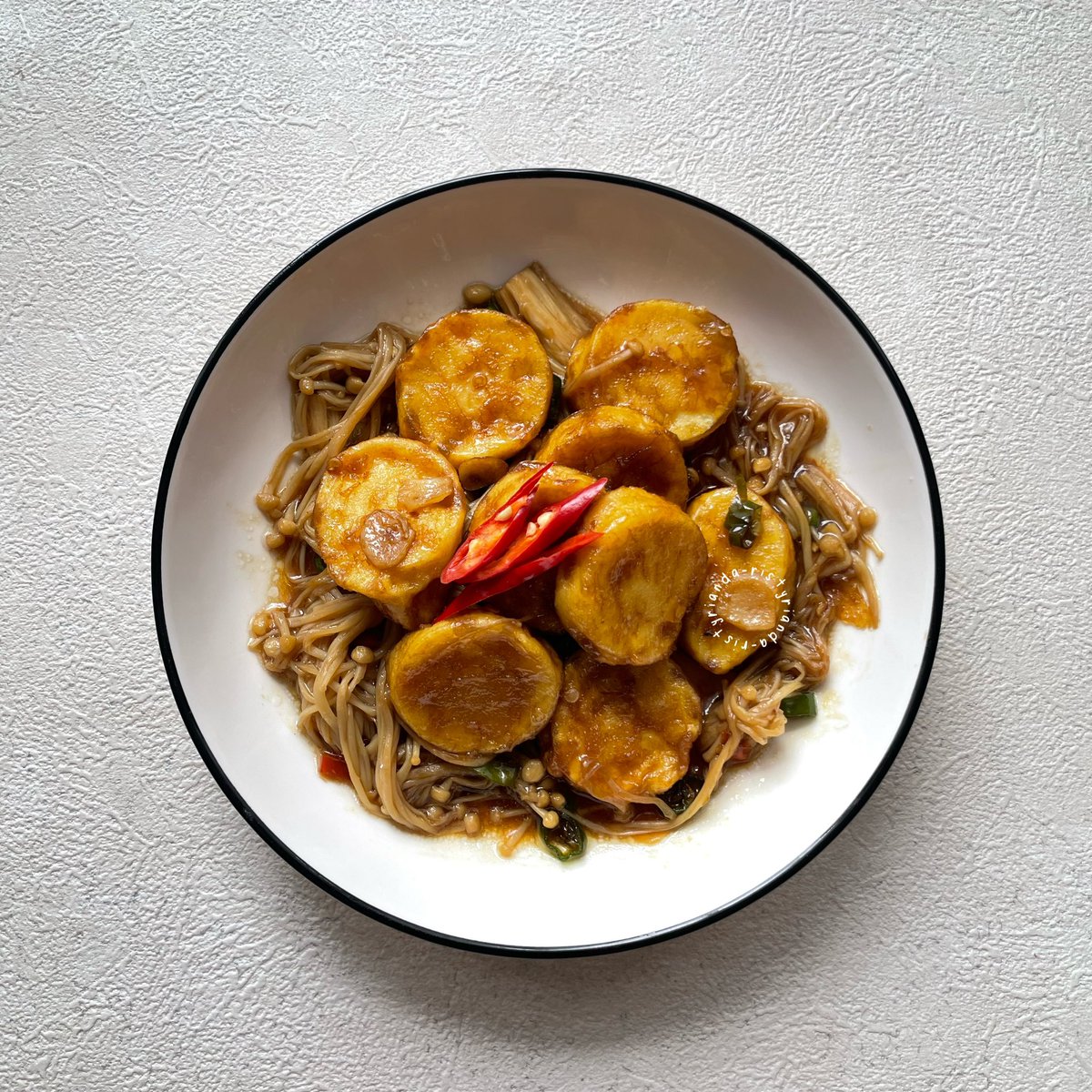 insecuristy's tweet photo. —enoki tofu

ini tuh super simple, bisa dimakan dengan nasi panas atau makan gitu aja udah enak banget!

pertama: siapkan bahan-bahan kaya yg sudah aku tulis di pic/photo di bawah ya!

btw beli piringnya di sini: https://t.co/if3J46wy62 https://t.co/nRYmUhB4qr