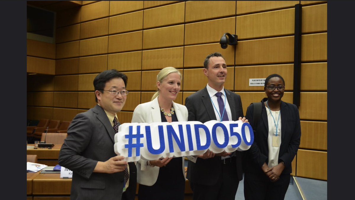 fukuyaiino's tweet image. Dear Ms. @cathmckenna, my pleasure to inform you MLF EXCOM approved the first Kigali project, my project, last week. It’s been 7 years since the ministerial meeting in Vienna where these photos were taken. Thank you! 

@UNIDO
#montrealprotocol #kigaliamendment #climateaction