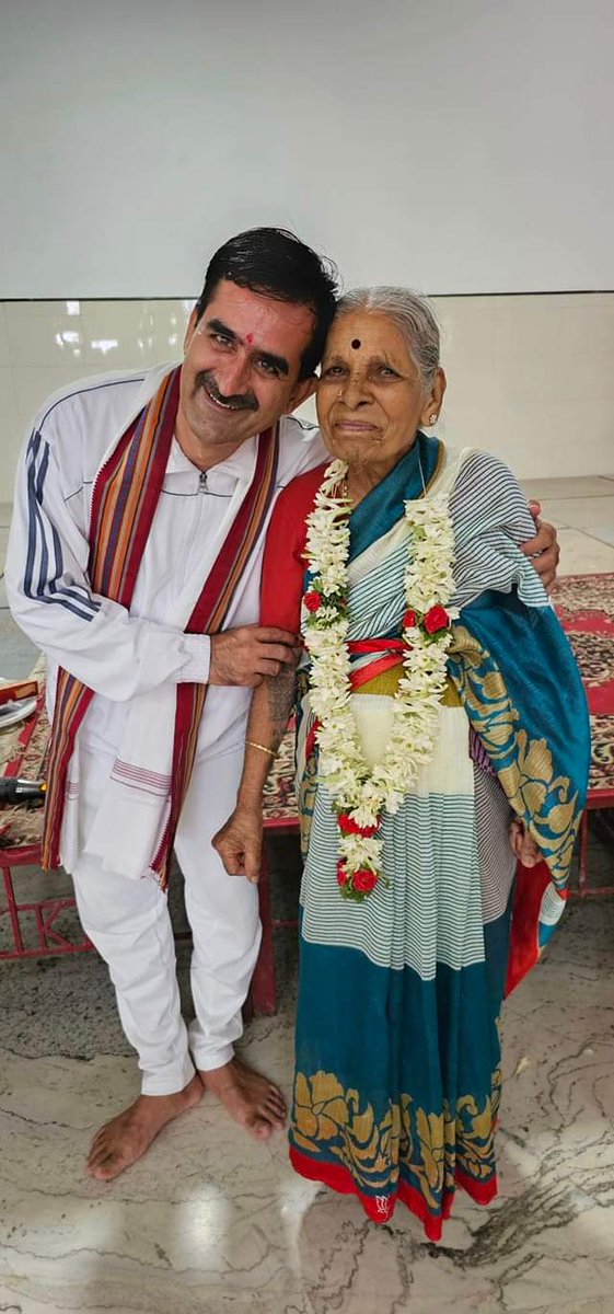 बैंगलोर की योग शिक्षिका आदरणीया मुनियाम्मा जी का 85 th जन्म दिवस है, आज हमने योग कक्षा में उनका जन्म मनाया, आप सभी बधाई दीजिए । <a href="/Akash_bst/">आकाश</a> <a href="/Anand_arya246/">Anand Arya patanjali</a> <a href="/DrJaideepArya/">Dr Jaideep Arya जयदीप आर्य</a> <a href="/Sanjivani_MPYS/">Sanjivani_MPYS #SocialYogi</a> <a href="/UshaBhagat16/">Usha Bhagat 🇮🇳राष्ट्रभक्त सोशल-योगीनी।</a> <a href="/JivangiS/">Lalita S Jivangi</a> <a href="/EklureBasawa_YB/">Basawaraj Eklure</a> <a href="/Balchan23470990/">Balchand sharma</a> <a href="/yoginigayathri/">Yogini Gayathri Aradhya</a> <a href="/Nikita_mpys/">Nikita Trivedi @ MPYS</a> <a href="/MPYS/">MADRID PRODUCCIONES</a>