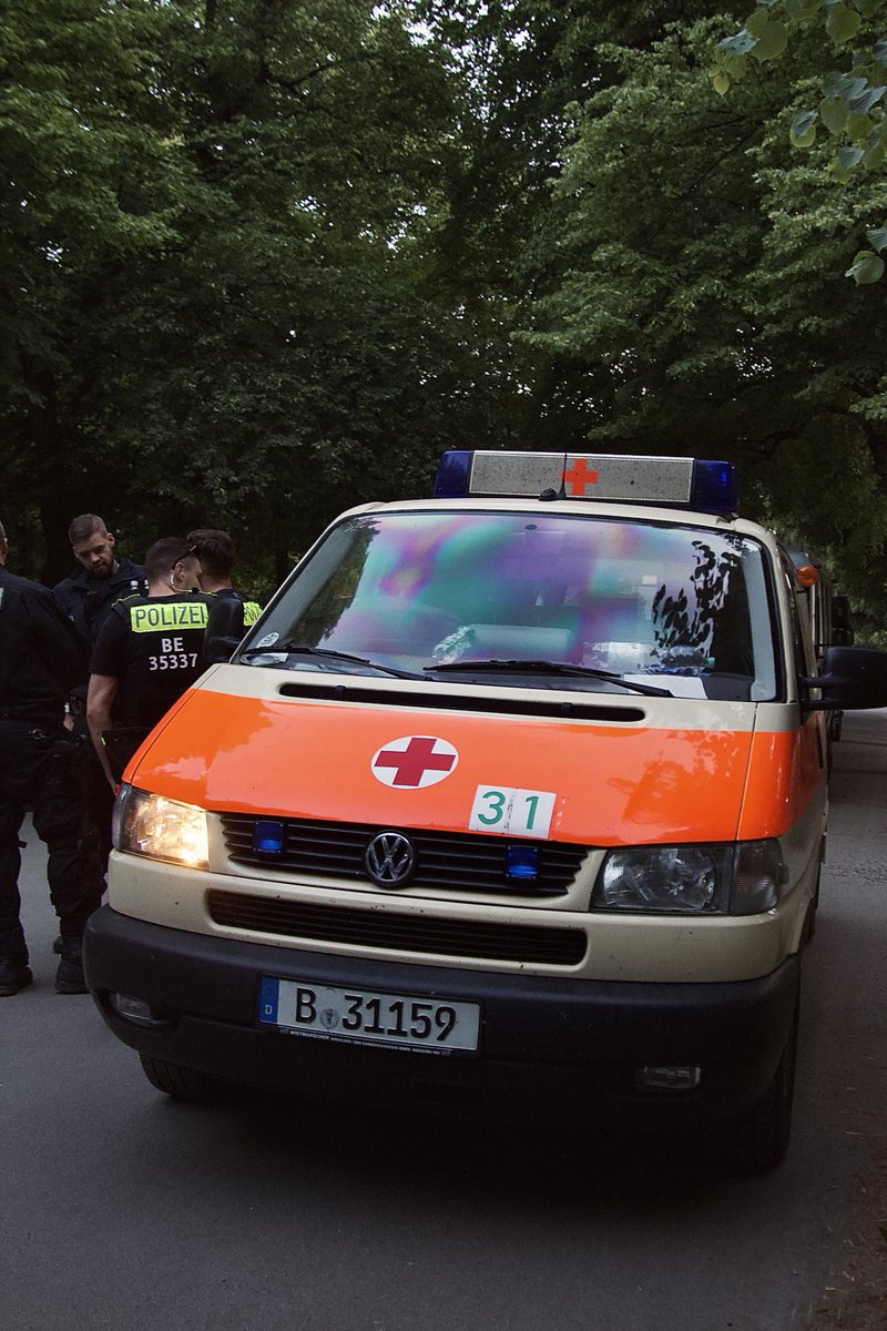 Armilla Brandt (@armillabrandt) on Twitter photo Bei #le0106 auch zu sehen: Ein Einsatzwagen der <a href="/polizeiberlin/">Polizei Berlin</a> mit (meiner Einschätzung nach) illegaler Nutzung des Rot-Kreuz Symbols.
Der Wagen wurde zudem laut Zeug*innen auch zum Transport normaler Polizeieinheiten genutzt.
#leipzig Bei #le0106 auch zu sehen: Ein Einsatzwagen der <a href="/polizeiberlin/">Polizei Berlin</a> mit (meiner Einschätzung nach) illegaler Nutzung des Rot-Kreuz Symbols.
Der Wagen wurde zudem laut Zeug*innen auch zum Transport normaler Polizeieinheiten genutzt.
#leipzig
