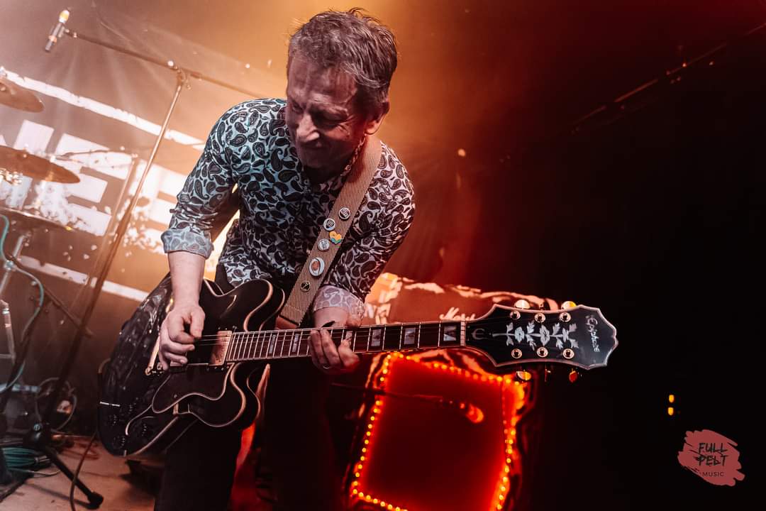 EctoPeach's tweet photo. Old men play guitars
π·: @fullpeltmusic
#MiddleAgedAngst #upthepeach #postpunk #LoveToKane #Epiphone #Marshall #oldman #guitar https://t.co/4TafqaVu3K