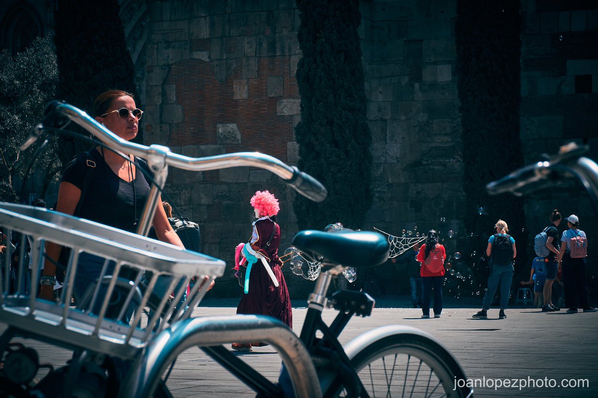 #Fakeclowns and #soapbubbles for #tourism

📸 Fujifilm X-T4

📷 Fujinon XF 16-55mm F2.8 R LM WR

⚙️ Distance 55.0 mm - ISO 160 - f/8.0 - Shutter 1/800

#barcelona #city #bubbles #bicycles #tourists #photojournalism #photojournalist #documentary #street #streets #streetphotography…