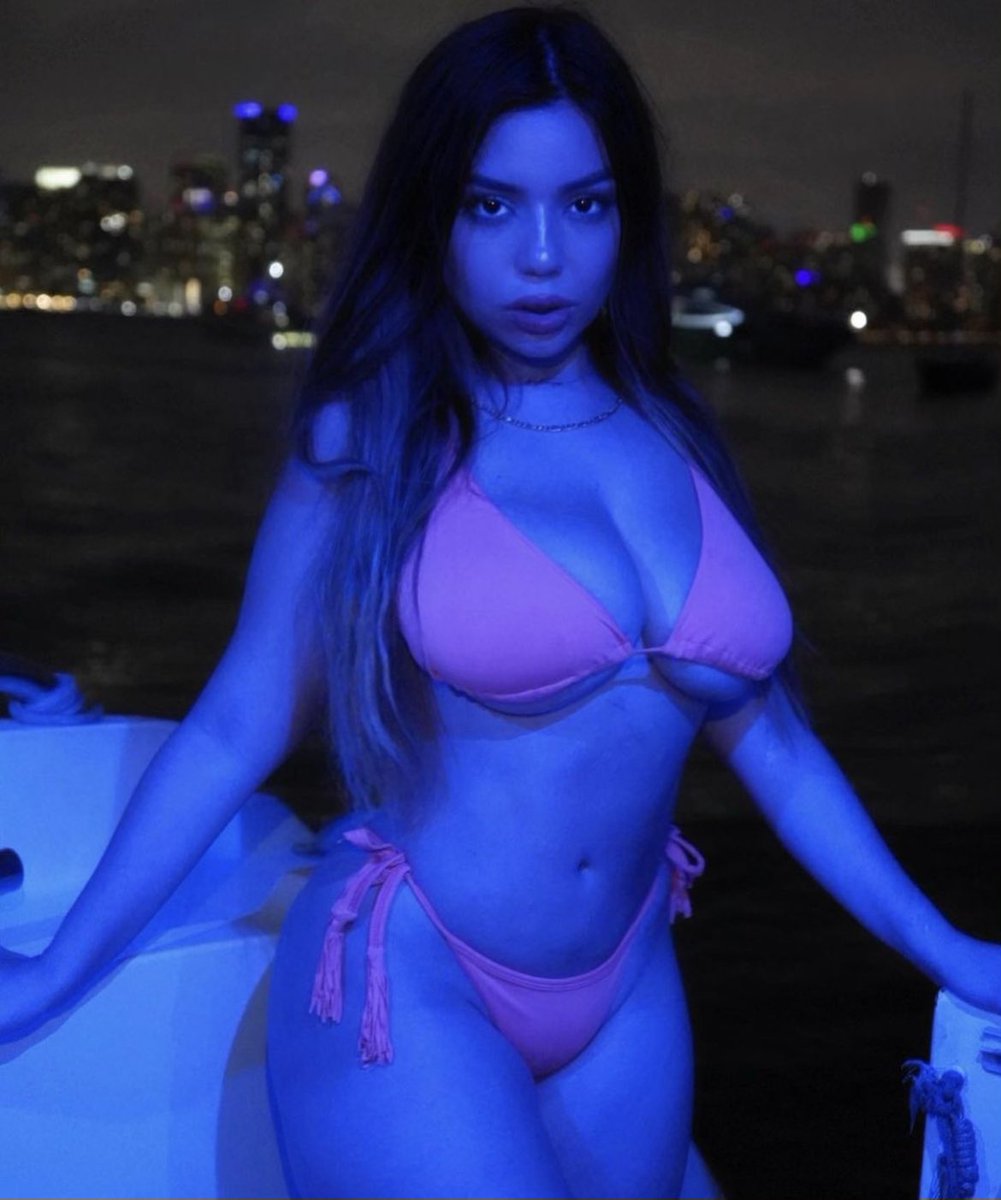 KatianaKatz's tweet image. Yes, you can call me mommy while we watch Anime together💞