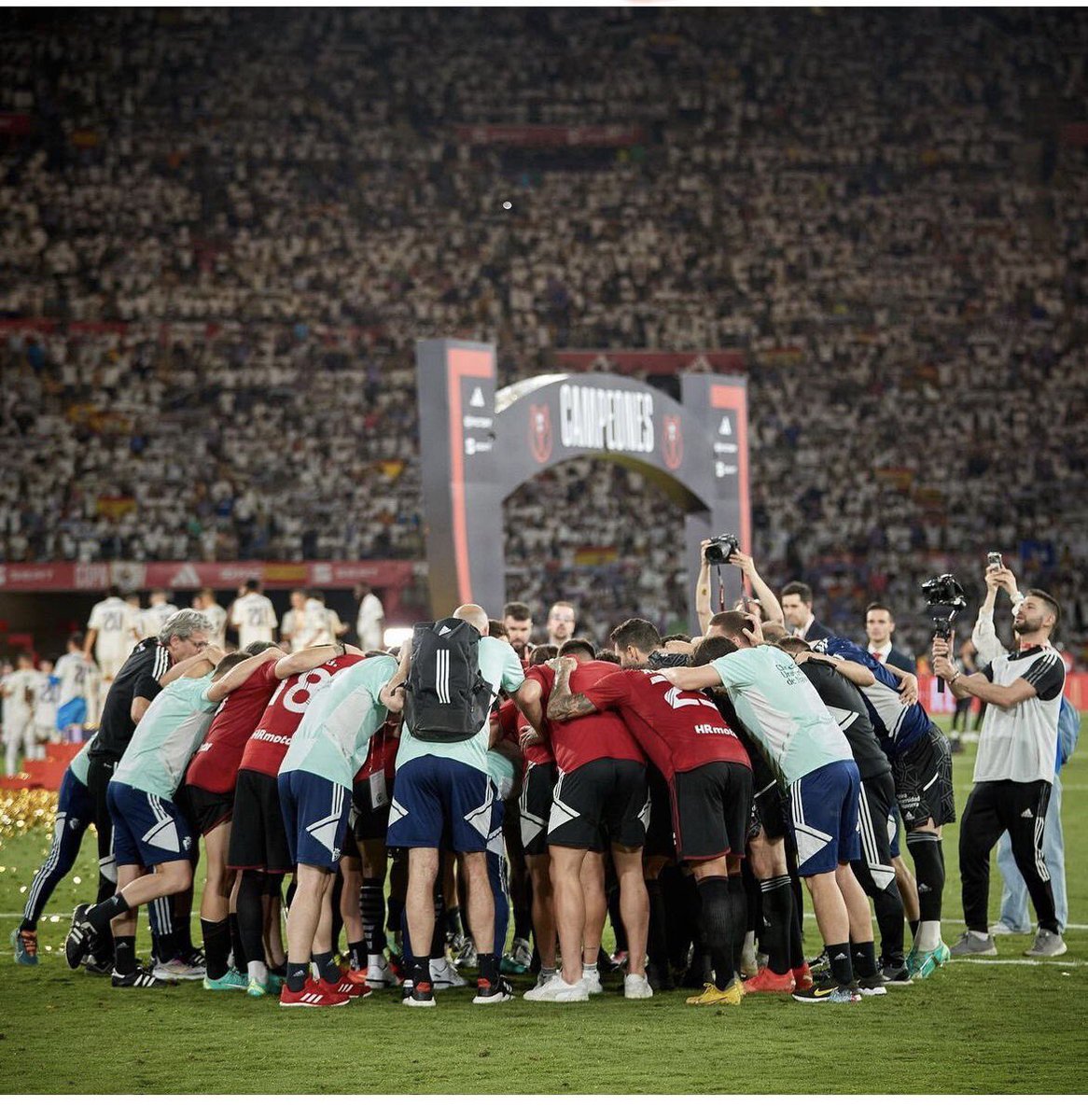 AndrsValent1's tweet photo. Finaliza un año histórico en resultados, ilusión y comunión entre afición y equipo. Mucho trabajo,esfuerzo y multitud de pruebas que quedan para el recuerdo… 
Gracias a todos los que habéis puesto vuestro granito de arena en @ClinicaNavarra- @Osasuna Europa y la Liga nos espera https://t.co/spTwfAvSWE