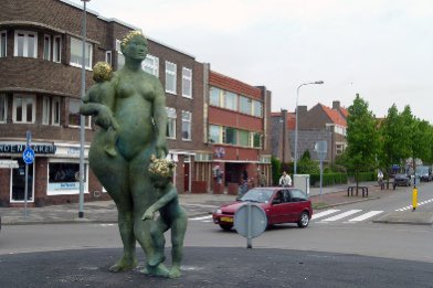 HOFGSILS's tweet image. ‘Kabouter Buttplug’ is kennelijk geen probleem, maar een zwarte vrouw op Nikes wel. In Groningen hoor je gelukkig niemand over dit prachtige beeld op de Korreweg ❤️

ad.nl/binnenland/kab…