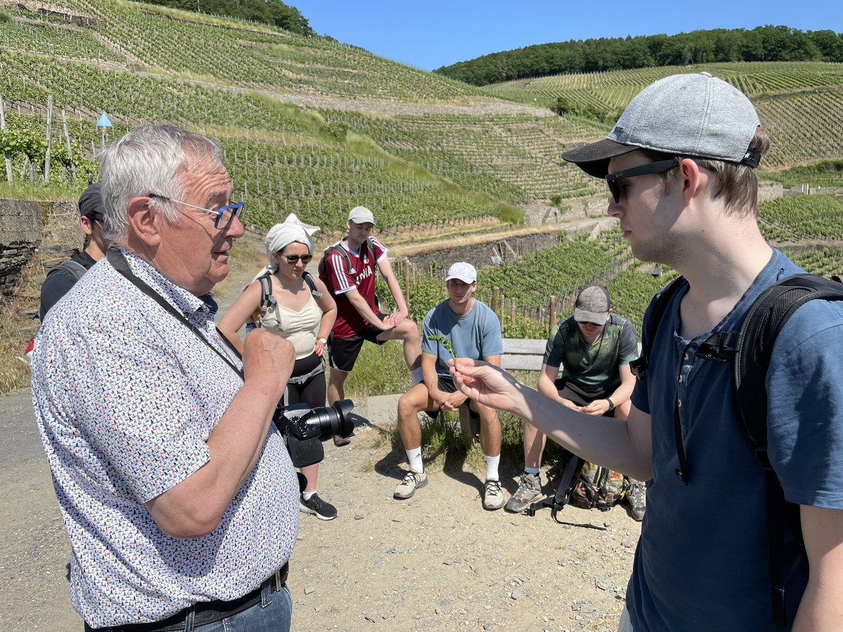 Tag 3 einer Exkursion mit Studierenden der <a href="/UniBasel/">Universität Basel</a> in die Eifel. Nach Weinbau an der Ahr, mittelalterlichen Hohlwegen und einem Besuch des <a href="/nuerburgring/">Nürburgring</a> s samt ökologischer Ausgleichsflächen geht’s heute nach Adenau zum Thema Regionalentwicklung und Tourismus.