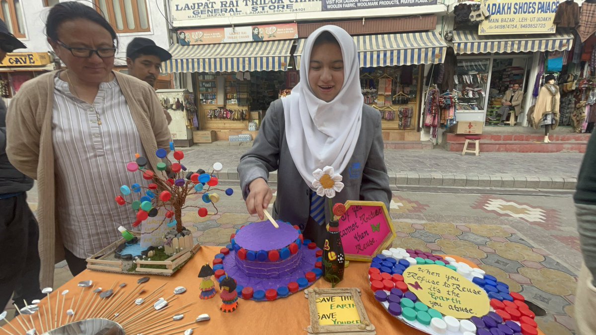 HkmaAli's tweet photo. Waste Art by Artists 🧑‍🎨 on World Environment Day https://t.co/iuPQ408zcP