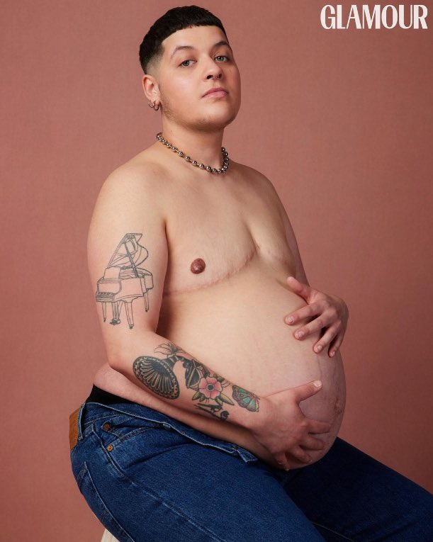 GossipRoomOff's tweet image. 🚨 Une première mondiale ! Logan Brown, transgenre et enceint à 27 ans, en Une du magazine britannique "Glamour" ! 🏳️‍⚧️