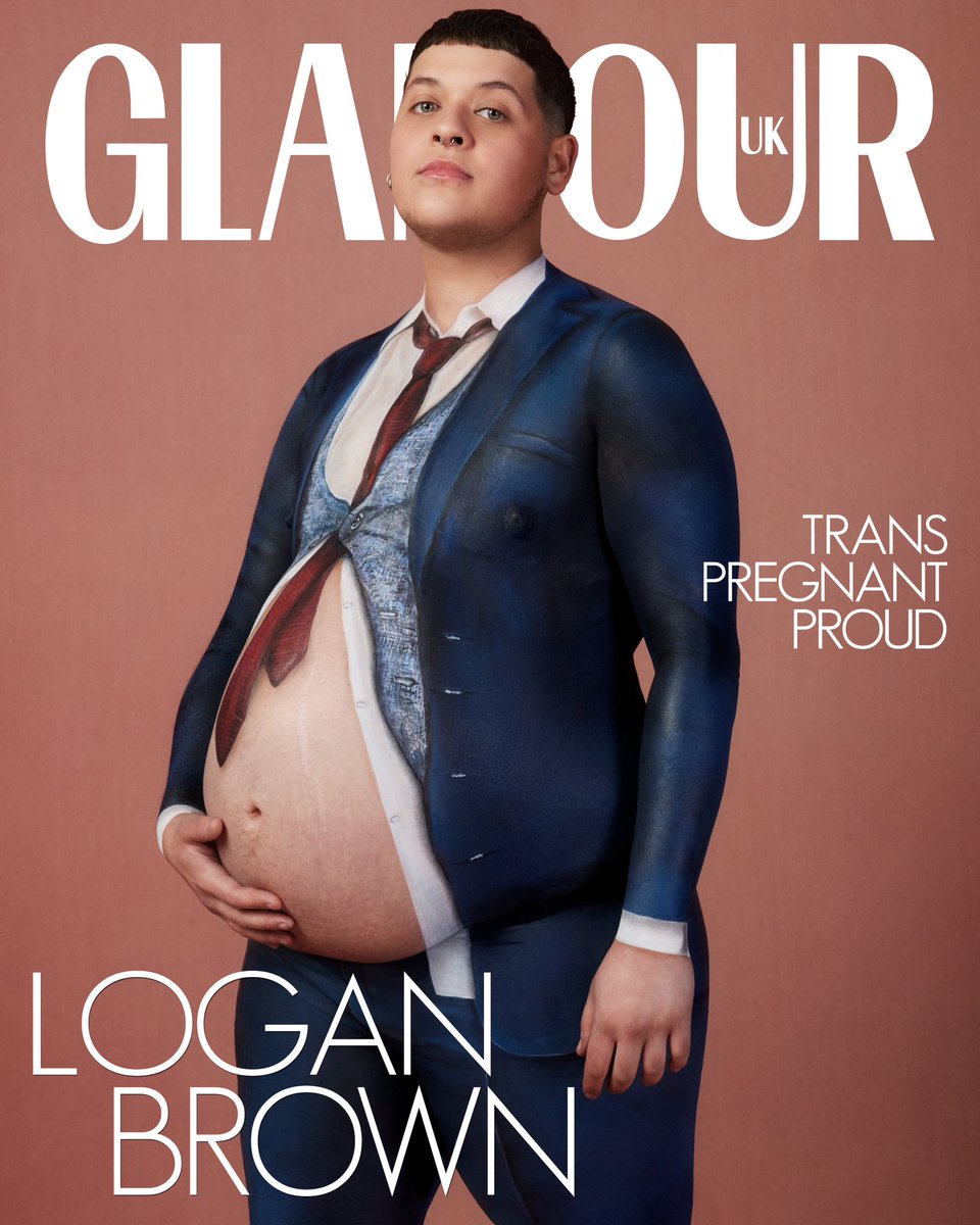GossipRoomOff's tweet image. 🚨 Une première mondiale ! Logan Brown, transgenre et enceint à 27 ans, en Une du magazine britannique "Glamour" ! 🏳️‍⚧️