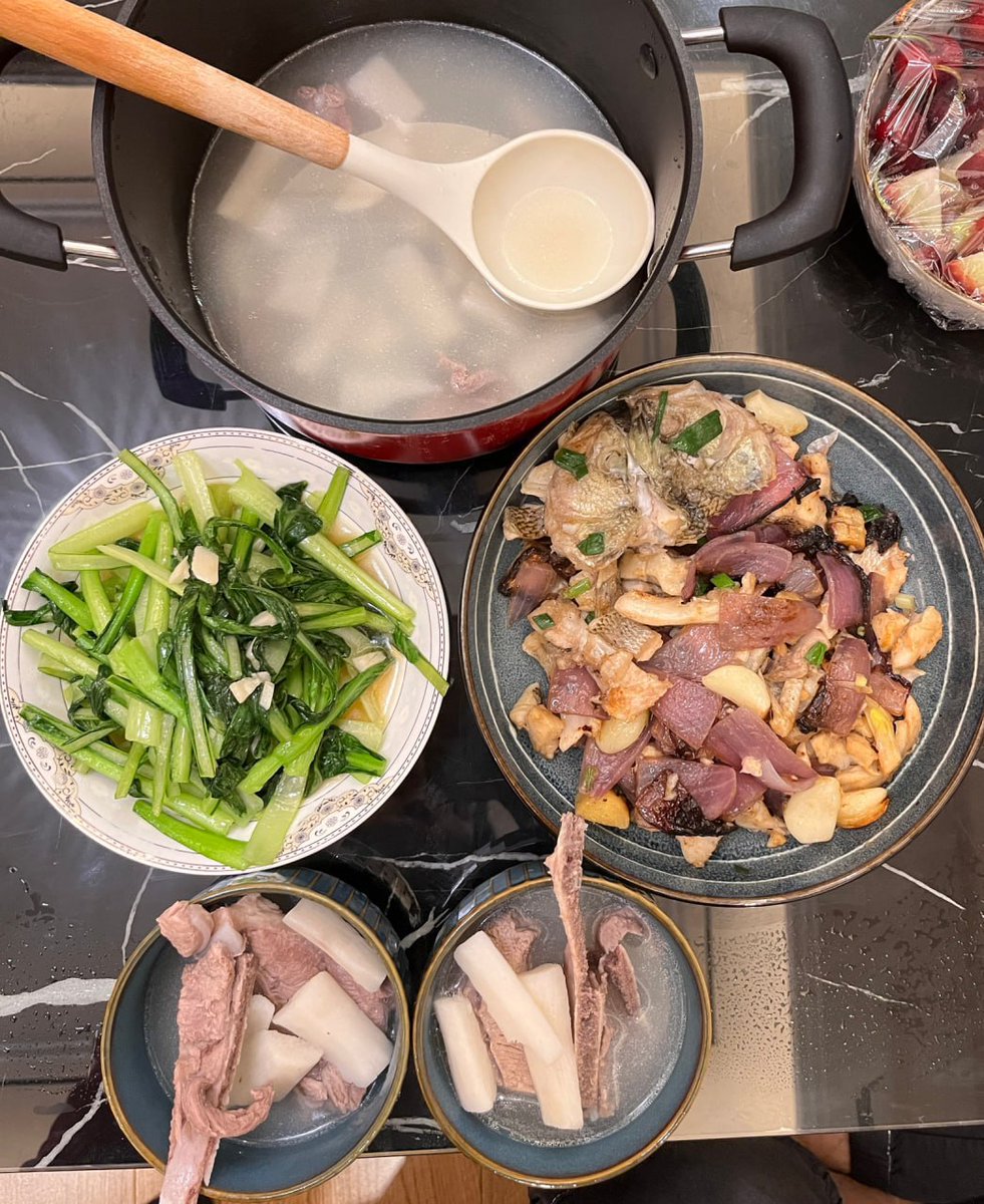 THENESTsong's tweet photo. #你們吃飯了嗎?
晚飯時間到了.
隨便吃吃.(❁´◡`❁) https://t.co/xAcpBg8LUe