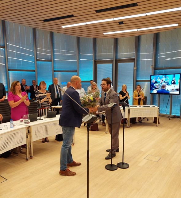 Gisterenavond is tijdens de raadsvergadering de heer Pascal Weidema geïnstalleerd als fractievertegenwoordiger namens <a href="/MetLochem/">Meedenken Met Lochem</a>. Van harte gefeliciteerd en veel succes gewenst!