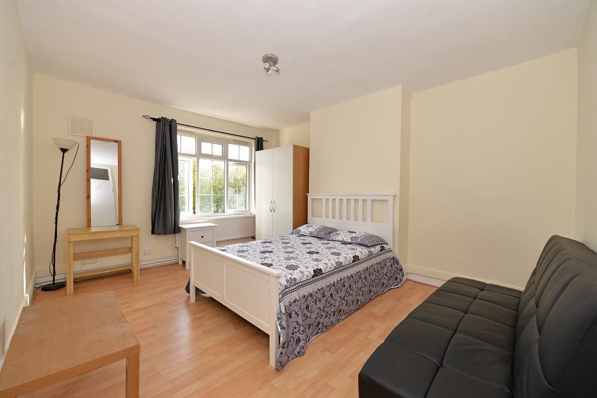 🏠📣 Calling all landlords in New Cross! Did you know that large bedrooms like this one are now renting for an average of £850 per month? 💰 Don't miss out on maximizing your rental income! Reach out to us today to find out how. 📞 #NewCross #RoomForRent #Landlords #HMO