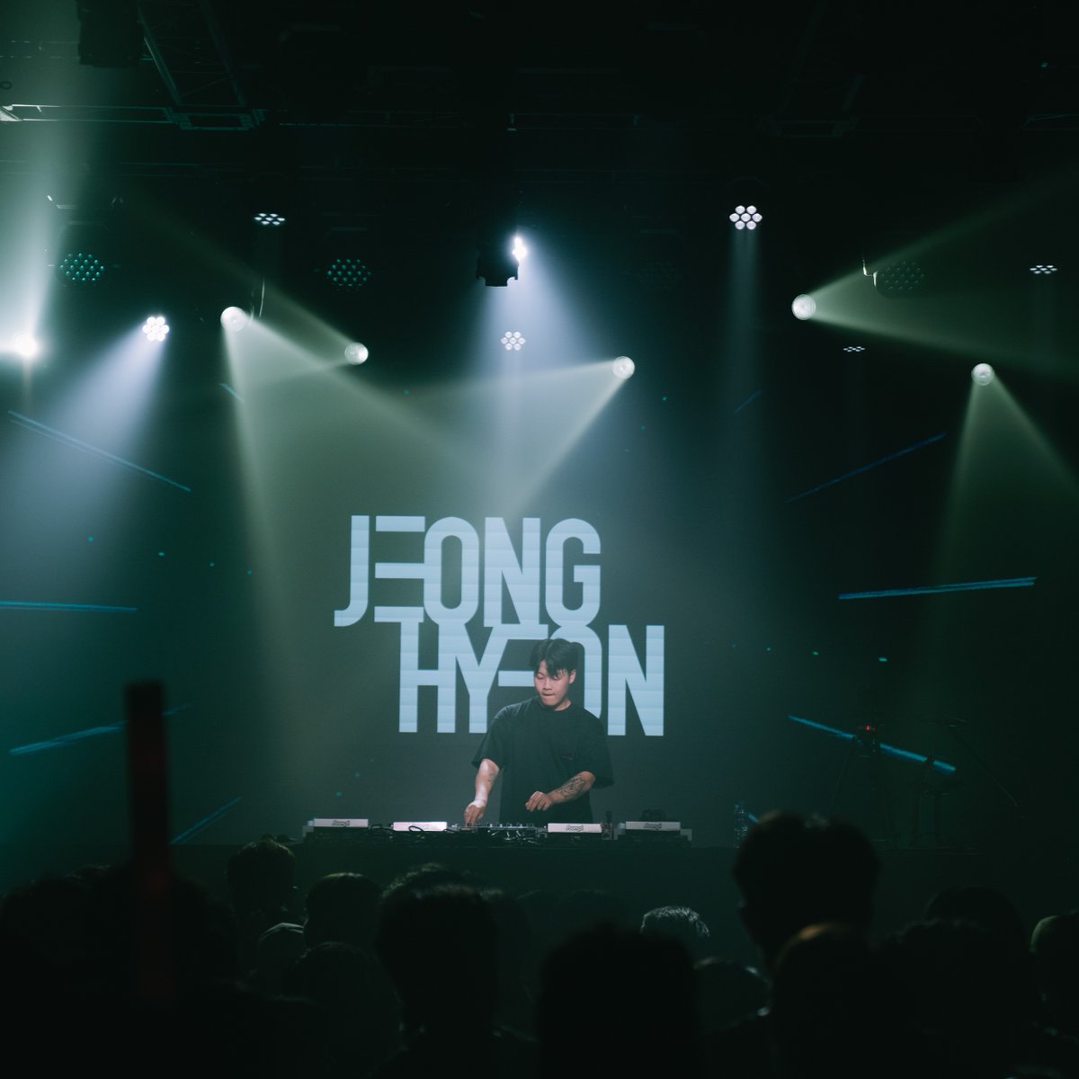 loudmemory's tweet photo. Ready for some powerful Pop? This Friday @jeonghyeonmusic @iammbush together with amazing vocals from @jetason dropping their track "Falling" ✨

💾PRESAVE NOW💾 https://t.co/yFg9lBVLAq