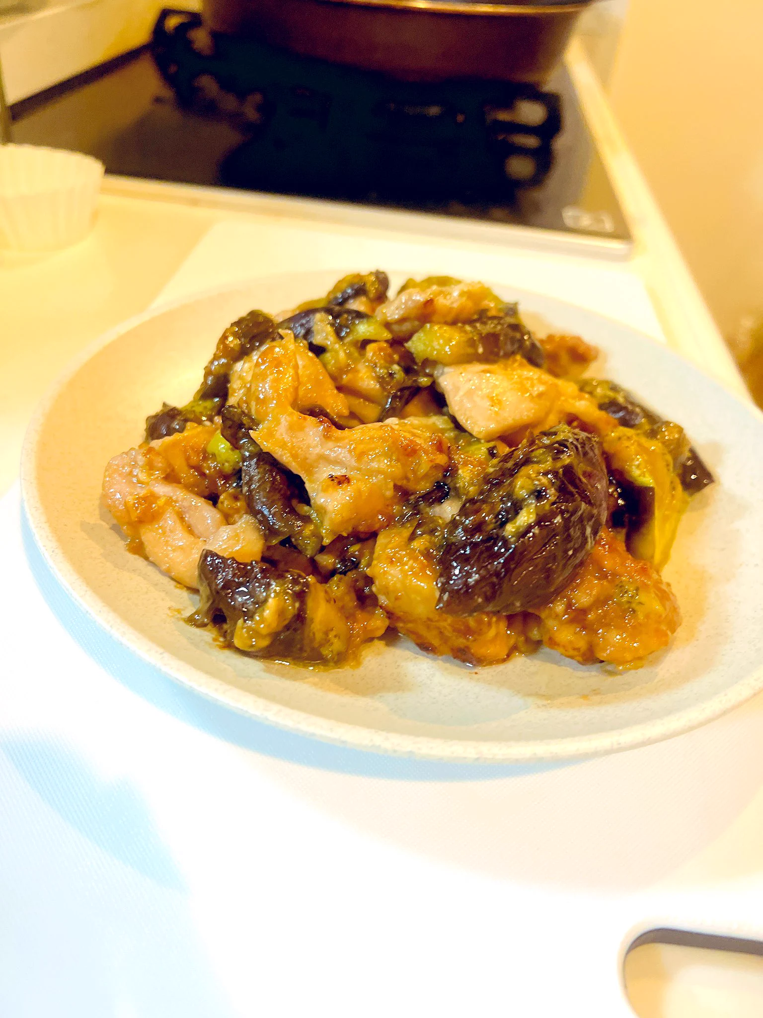 蒸し焼きのあと焼きめをつけると
動画のように美味しそうになるんだろうな🤔
私の写真ではイマイチだけれど
味は美味！！
子供が食べやすいように、ナスを4分の一にカットしたけど、トロトロになるから、半分で充分かも😊  