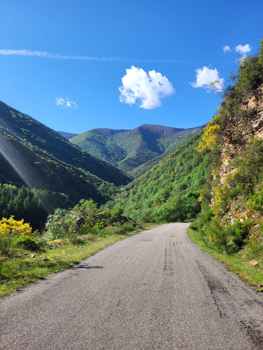 amantes_cycling's tweet photo. Hoy ha tocado ascender uno de los grandes de la península....  Chava, Zulle y Rominger son los que en su día consiguieron levantar los brazos en su cima. Han pasado más de  20 años pero  La Vuelta sigue sin venir por aquí.... https://t.co/FxnbqxgXJH