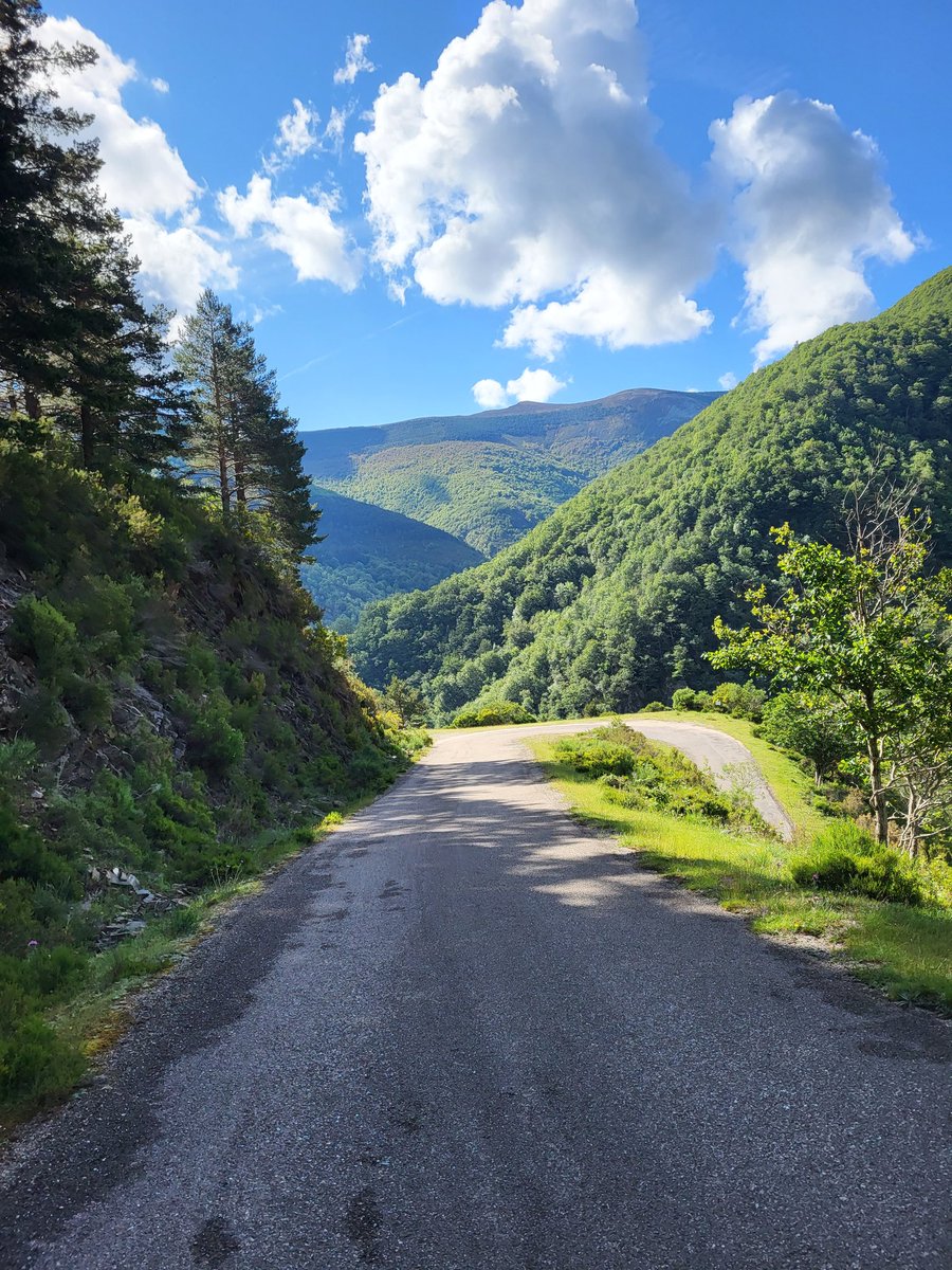 amantes_cycling's tweet photo. Hoy ha tocado ascender uno de los grandes de la península....  Chava, Zulle y Rominger son los que en su día consiguieron levantar los brazos en su cima. Han pasado más de  20 años pero  La Vuelta sigue sin venir por aquí.... https://t.co/FxnbqxgXJH