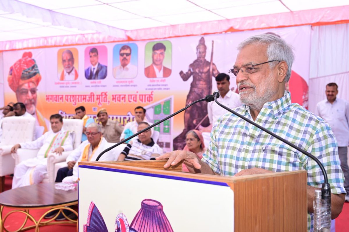 drcpjoshi's tweet photo. आज नगरपालिका नाथद्वारा द्वारा बन रही भगवान परशुराम वाटिका, मूर्ति व भवन के शिलान्यास कार्यक्रम में होकर उपस्थित ब्राह्मण समाज के गणमान्य बंधुओं को सम्बोधित किया।
इस अवसर पर प्रभु श्रीनाथजी के बडे मुखिया इन्द्रवदन गिरनारा जी, प्रदेश कांग्रेस कमेटी के सदस्य श्री देवकीनंदन गुर्जर, https://t.co/sEyEPfWBJP