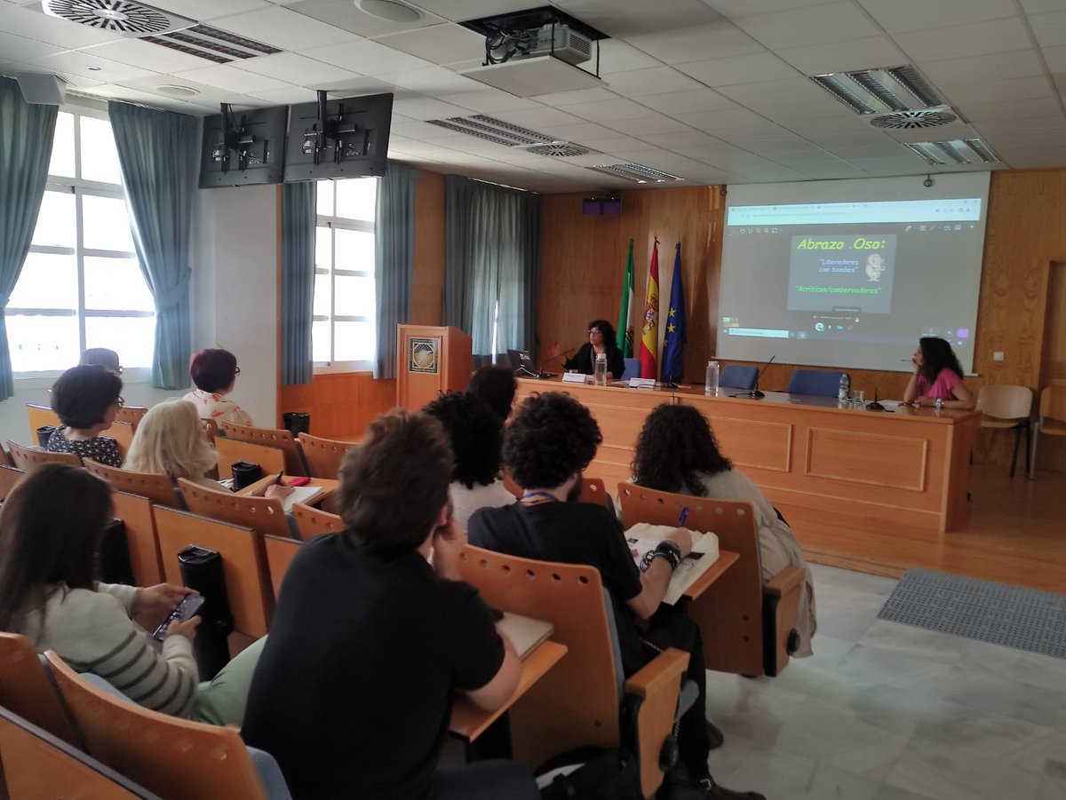 Estamos asistiendo a la Conferencia de Clausura de Dña. Nazanín Armanian titulada "Mujeres migrantes frente a las guerras de rapiña, malostratos y el multiculturalismo"