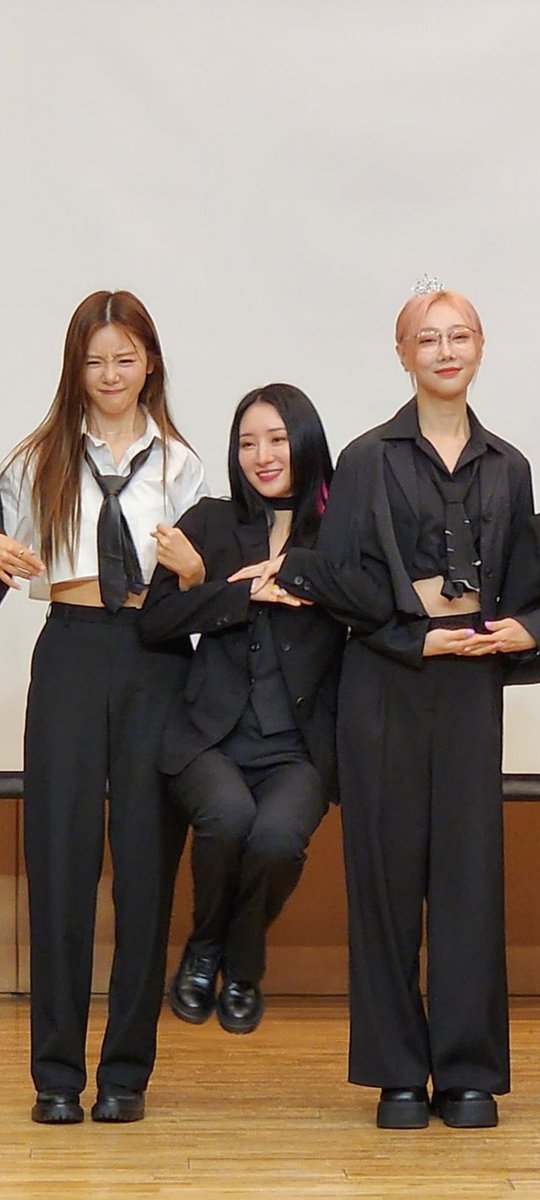Please continue this "struggling jiu and chill dongie carrying bora" saga forever