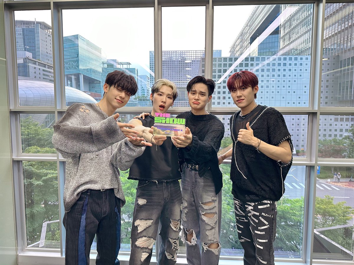 AB6IX's tweet photo. [📷] 
230606 THE SHOW
일일 팬매 이벤트부터 더쇼, 퇵길아웃까지 ABNEW와 함께한 하루✨
값진 상 만들어주신 우리 ABNEW 감사합니다🩷
ABNEW가 최고야❗️

#AB6IX #에이비식스 
#THE_FUTURE_IS_OURS #LOST 
#LOSER #BLAZE https://t.co/paMoMeRU6x