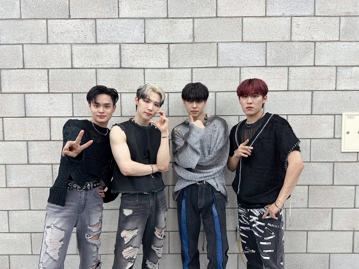 AB6IX's tweet photo. [📷] 
230606 THE SHOW
일일 팬매 이벤트부터 더쇼, 퇵길아웃까지 ABNEW와 함께한 하루✨
값진 상 만들어주신 우리 ABNEW 감사합니다🩷
ABNEW가 최고야❗️

#AB6IX #에이비식스 
#THE_FUTURE_IS_OURS #LOST 
#LOSER #BLAZE https://t.co/paMoMeRU6x
