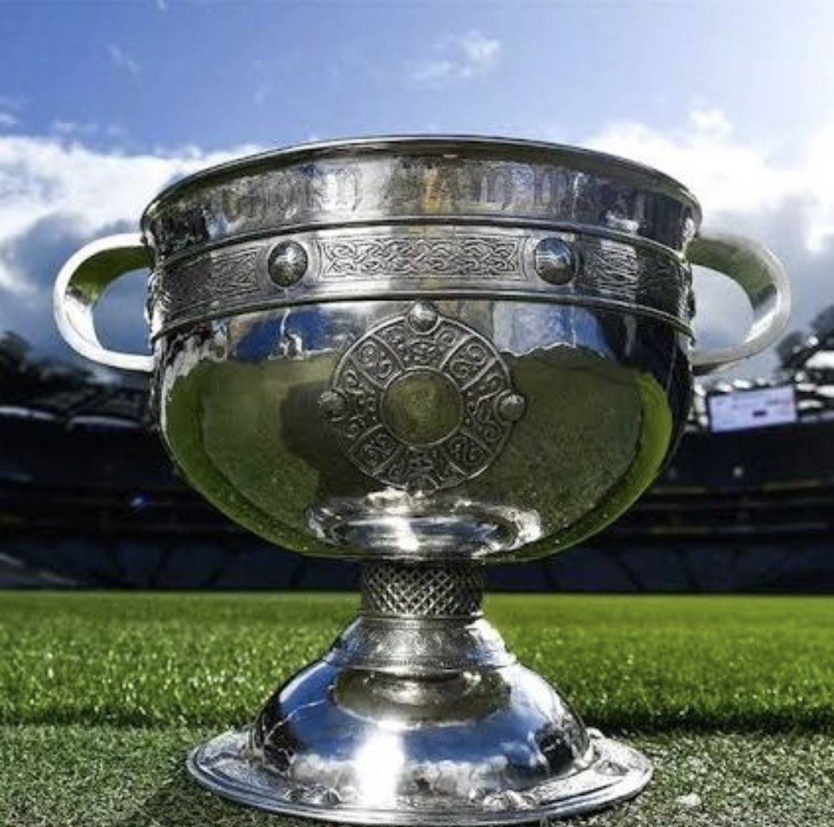 youngireland's tweet photo. Countdown is on for our Club100 on Friday! 
We have added an alternative 1st prize for the Open Draw. 
Winner will now have the option of taking 
$3,000 cash 
OR
👉$2,500 cash
👉 1 night stay in Gibson Hotel in Dublin on July 30th AND
👉2 tickets to the All Ireland Football Final https://t.co/IWgfuhivD7