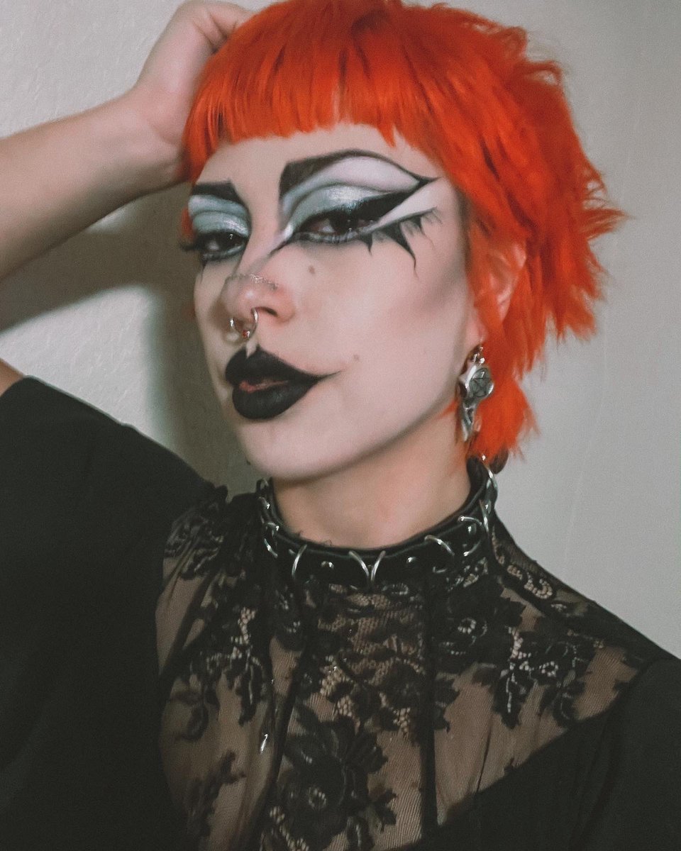 z0mbae_'s tweet photo. My take on goth makeup 🖤🦇 #gothmakeup #goth https://t.co/LdC2BoaCMA