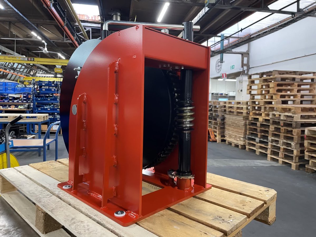 This powerhouse of a winch can hoist a maximum of 7500 kg, which is equivalent to 7 Fiat Pandas! 🐼  This is the largest hand winch our manufacturer Gebuwin produces. winches-uk.co.uk/shop/gebuwin-w…