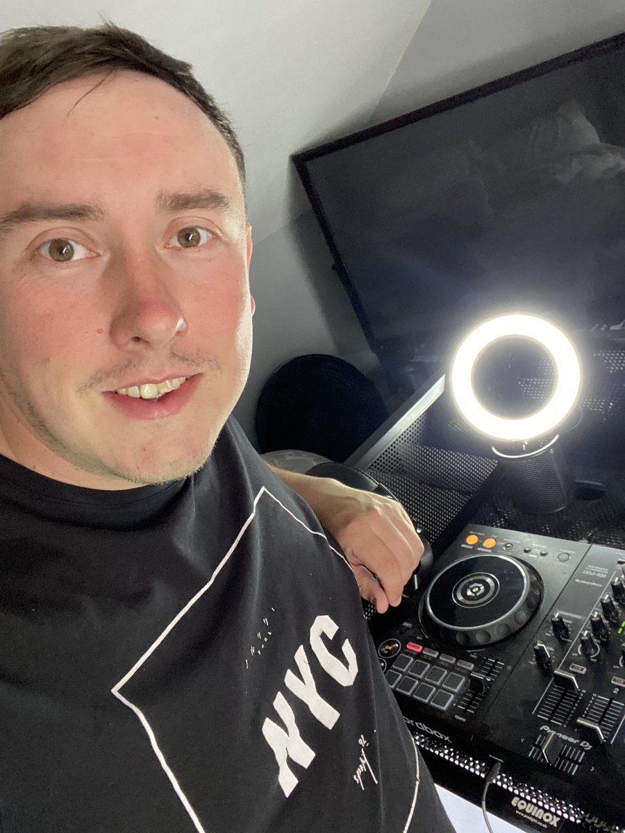 DJDannyMason8's tweet photo. Tuesday afternoon chill &amp; tunes!

Taking requests 🤌🏻

Watch and listen live here ———> https://t.co/rayHysRXxz

🎶 🎤 🎧 https://t.co/I0tNDOaVvg