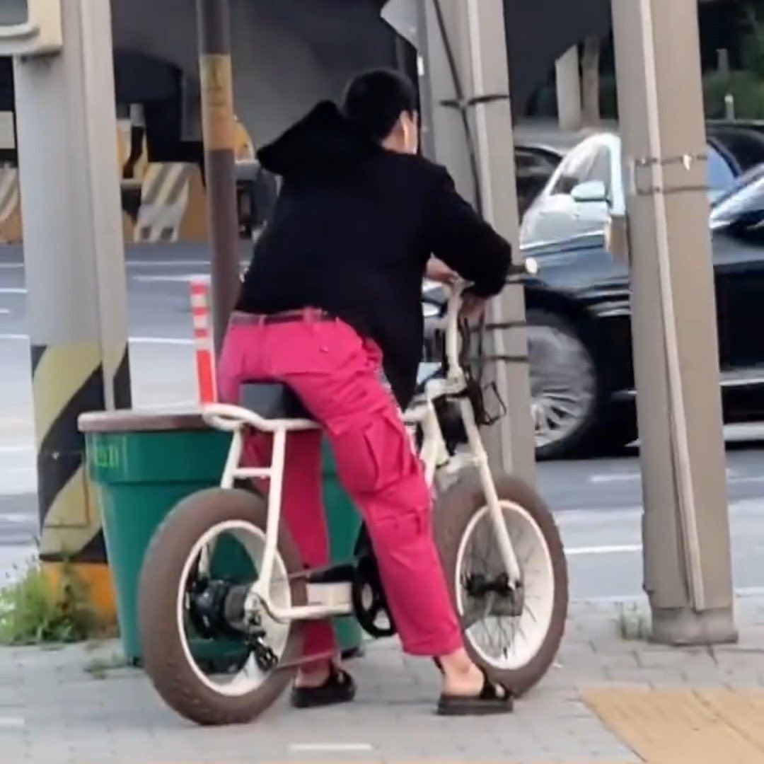 kokokbop's tweet photo. KAI was seen riding his bike today! 🚴‍♂️🤍 https://t.co/KIto63VNGT