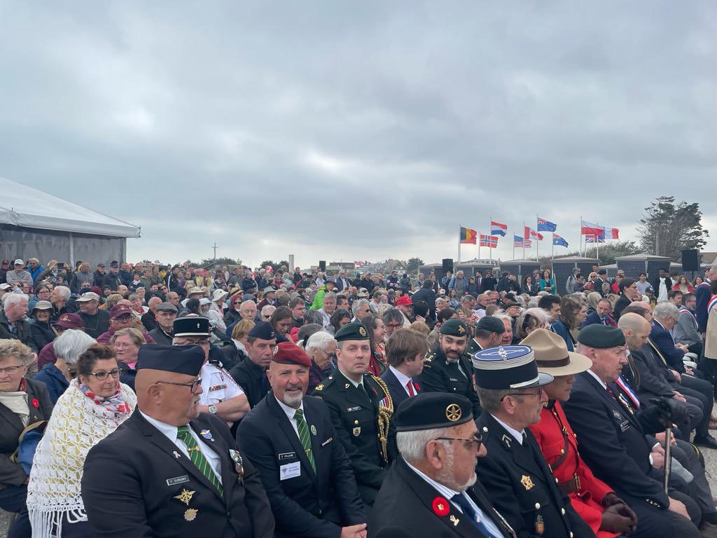 Joya Donnelly (@joyadonnelly) on Twitter photo Il y a 79 ans, 14 000 soldats 🇨🇦 débarquaient ici, sur la plage de #Juno 🇫🇷.
Il y a 20 ans, le <a href="/centrejuno/">Centre Juno Beach</a>, créé par et pour les vétérans, ouvrait ses portes aux visiteurs.
Nous étions des centaines à se souvenir ce matin. ♥️
#DDay79 #LeCanadaseSouvient 🍁
#DDay #WW2 Il y a 79 ans, 14 000 soldats 🇨🇦 débarquaient ici, sur la plage de #Juno 🇫🇷.
Il y a 20 ans, le <a href="/centrejuno/">Centre Juno Beach</a>, créé par et pour les vétérans, ouvrait ses portes aux visiteurs.
Nous étions des centaines à se souvenir ce matin. ♥️
#DDay79 #LeCanadaseSouvient 🍁
#DDay #WW2