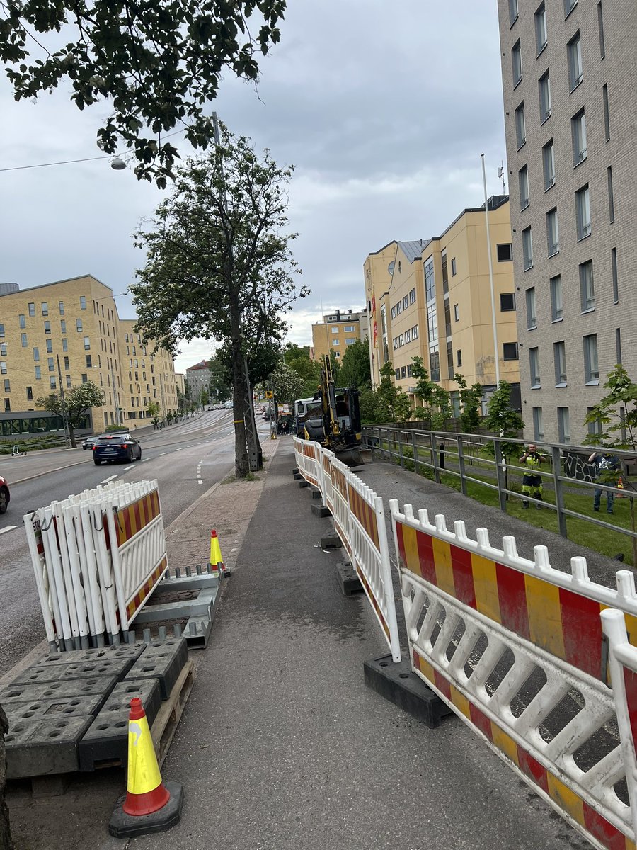 lwahonen's tweet photo. @HelsinkiKymp Jalankulkijoilta viedään kaikki, pyöräilijöiltä puolet, autoilta ei millimetriäkään. Voisiko tehdä jotenkin toisin? Paikkana Mannerheimintie 162 https://t.co/R9N5Sjhg4V