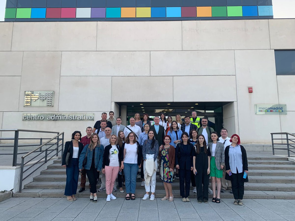 mercamadrid_hoy's tweet photo. ➡️Hoy recibimos la visita de las 25 empresas que componen @EU4BCC en Mercamadrid, encuentro enmarcado en su programa de actividades con motivo de @organiciberia 

👣Hemos realizado un recorrido por el #MercadoFrutas y la nave de #hosteleria visitando diferentes empresas e intercambiando impresiones con las mismas 🤝

#OFI2023 #ELI2023