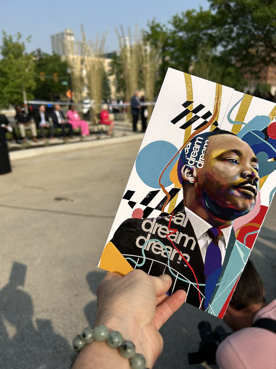 Proud of my city last night at the ribbon cutting  ceremony for our newest #publicart <a href="/CityofFortWayne/">Fort Wayne, Indiana</a> <a href="/BillMcG69523711/">Bill McGill</a>