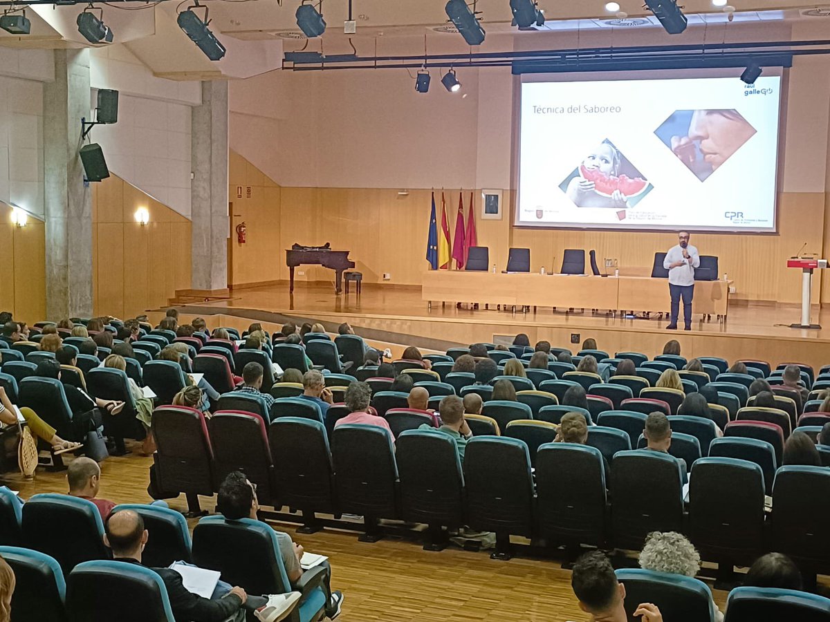 🔔📍XI Jornada de Intercambio de  Experiencias en Educación para la Salud: “Más Salud Emocional en la Escuela” 🫶🏻🫶🏻🏫🏫en el @CentroSocialUMU donde asisten más de 200 docentes de la Región de Murcia @Educarm @iborra_g #EducaciónParaLaSalud #ProgramasEducativosRM