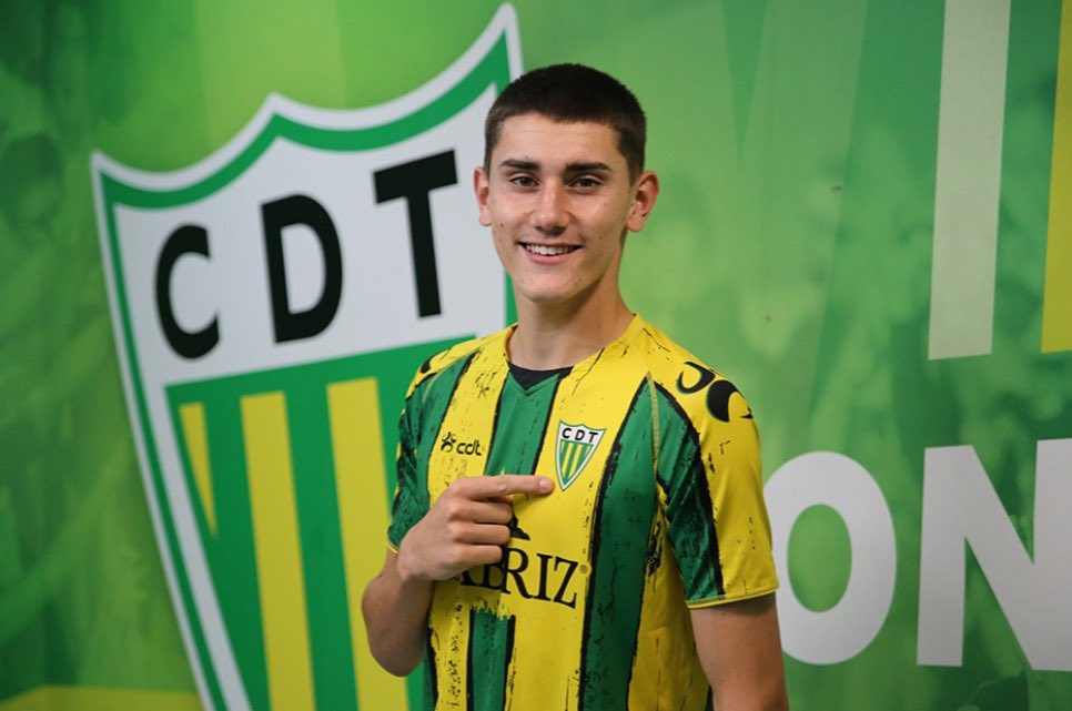 ❗️Exclusivo. Rafael Alcobia vai ser reforço do <a href="/PortimonenseSAD/">Portimonense SAD</a> . A equipa de Portimão chegou a acordo com o <a href="/CDTondela1933/">CD Tondela</a> para a transferência do defesa de apenas 19 anos. Alcobia vai assinar um contrato para as próximas três temporadas - até junho de 2026. ✍🏼⏳