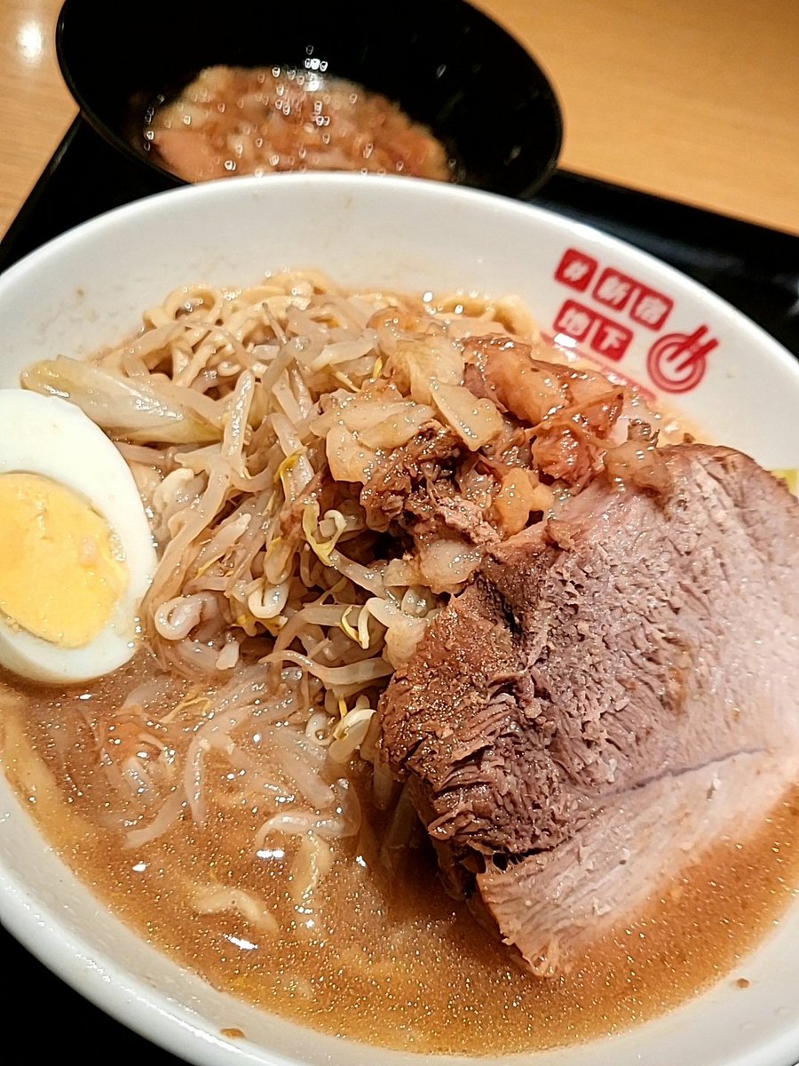 ラーメン富士丸
#新宿地下ラーメン 
豚の食べ応えスゴッ(￣0￣;)💦
確かに美味！
りょーたさん😃いた～(^з^)-☆
ごちそうさまでした☆